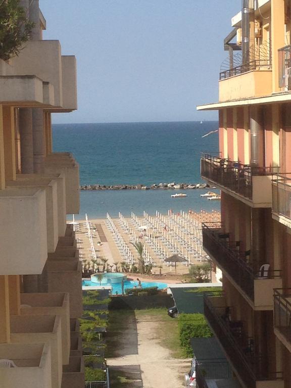 Hotel Nautilus Cattolica Buitenkant foto