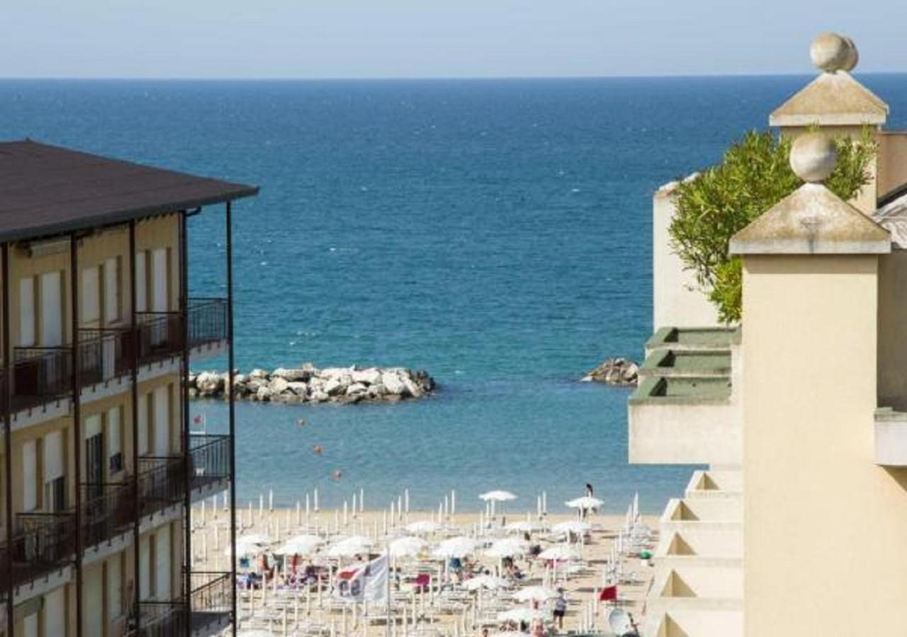 Hotel Nautilus Cattolica Buitenkant foto